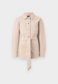 Camicia beige chiaro con cintura, colletto, chiusura frontale con bottoni, due tasche sul petto e maniche lunghe. Tessuto liscio, design minimalista.