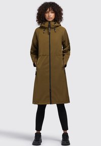 Cappotto impermeabile lungo color verde oliva con zip frontale, cappuccio regolabile e tasche laterali. Presenta una vita stretto e maniche lunghe.