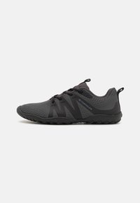 Scarpe sportive nere con una tomaia in rete traspirante, dettagli testurizzati e suole flessibili. Presentano motivi e lacci grigi a contrasto.