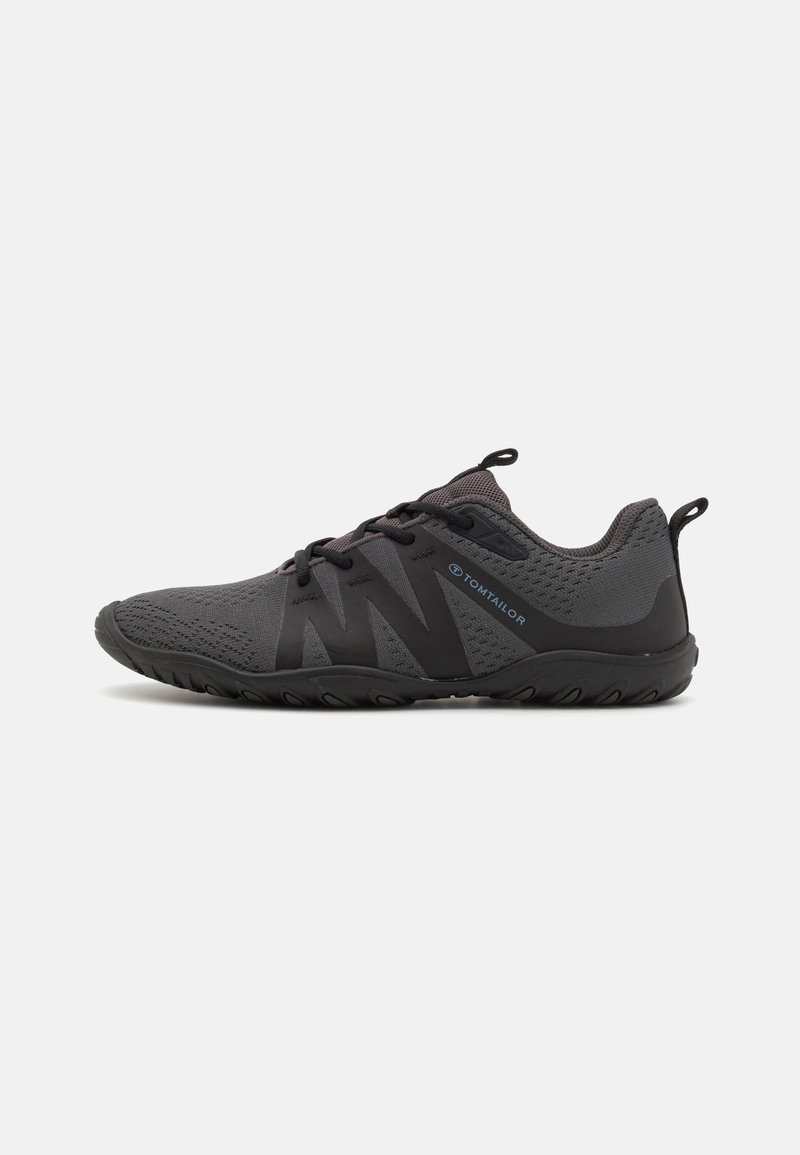 Scarpe sportive nere con una tomaia in rete traspirante, dettagli testurizzati e suole flessibili. Presentano motivi e lacci grigi a contrasto.