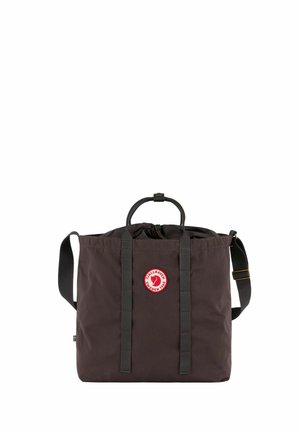 Sac cabas Fjällräven marron foncé avec des anses noires, un patch logo rond rouge au centre et une bandoulière réglable.