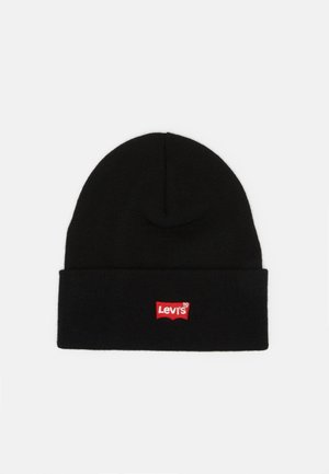 Sort strikket hue med en foldbar manchet og et rødt Levi's logo patch. Blød tekstur, rund top.