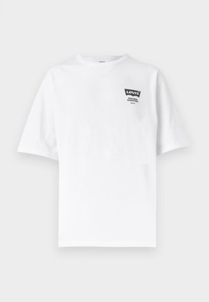 Λευκό κοντομάνικο t-shirt Levi's με μικρό μαύρο λογότυπο και κείμενο «Levi's Freshness Guaranteed» στο πάνω αριστερό μέρος του στήθους.