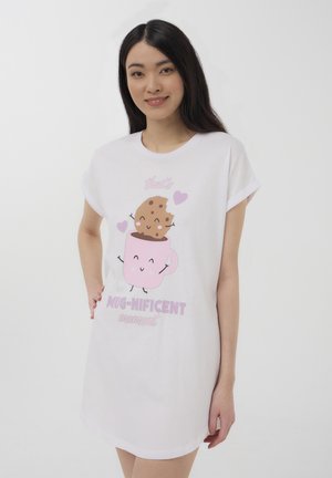Abito in cotone bianco a forma di T con una grafica che raffigura una tazza rosa con un biscotto, cuori e il testo "è un momento MUG-nifico" in rosa.
