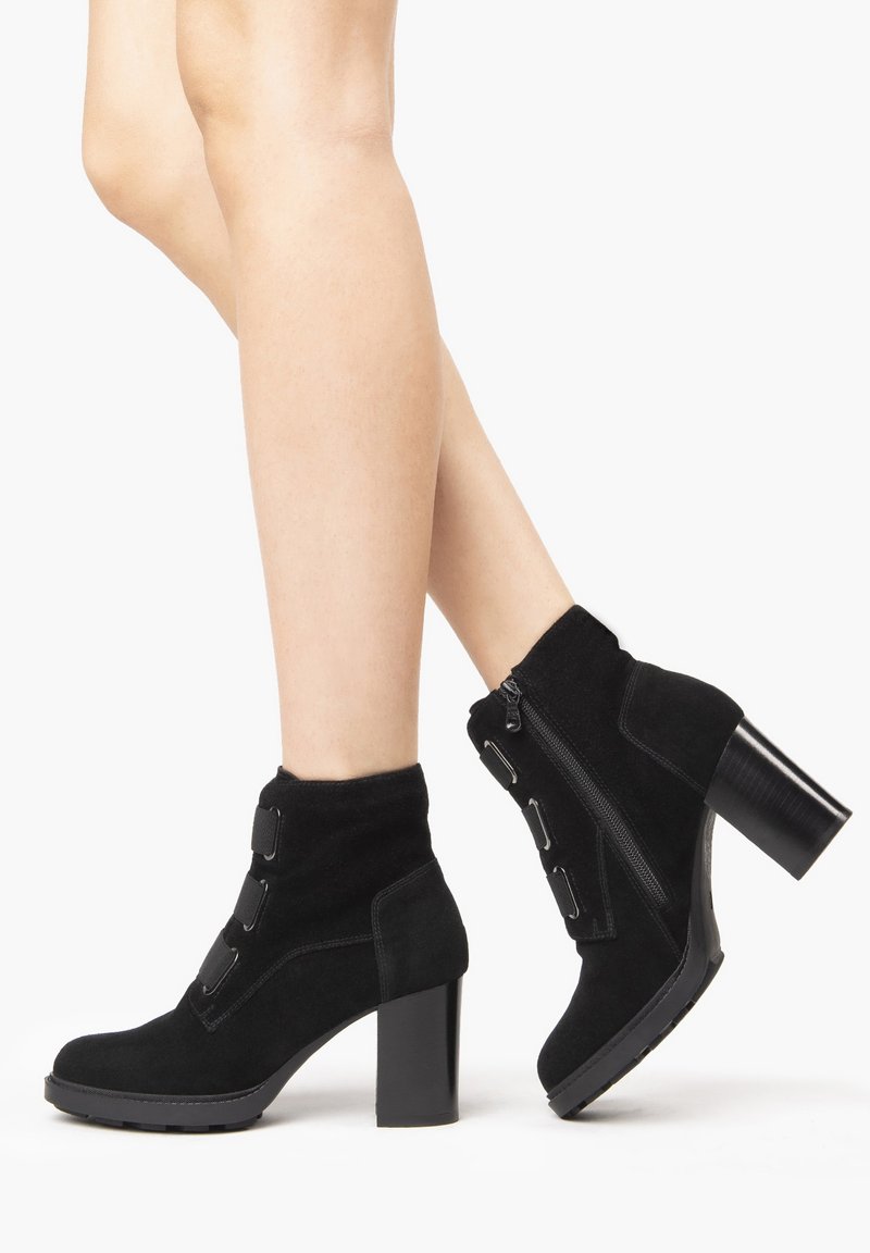 Ankle Strap Shoes in Nero + Nero