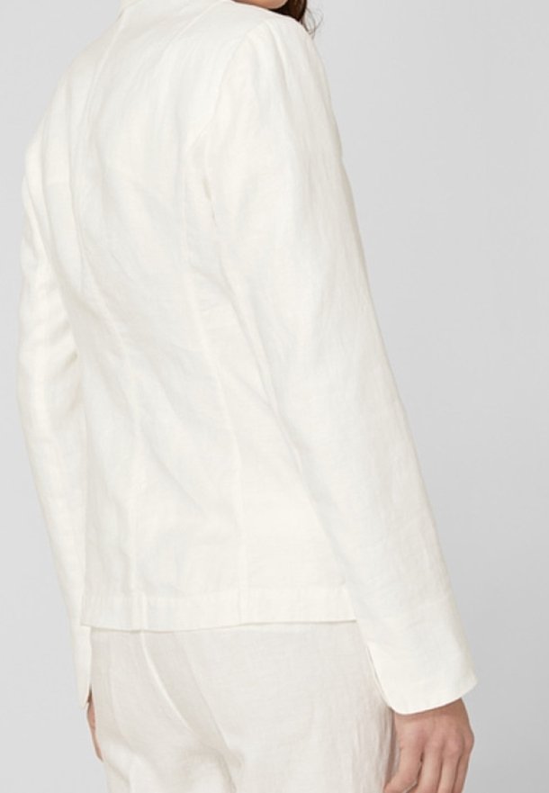 Linenowy żakiet w odcieniu off-white, charakteryzujący się dopasowanym krojem, długimi rękawami oraz prostym, czystym tyłem bez widocznych elementów metalowych.