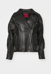 Zwarte leren motorjack met franjeaccenten op de schouders, asymmetrische ritssluiting en verstelbare gespdetails aan de taille.