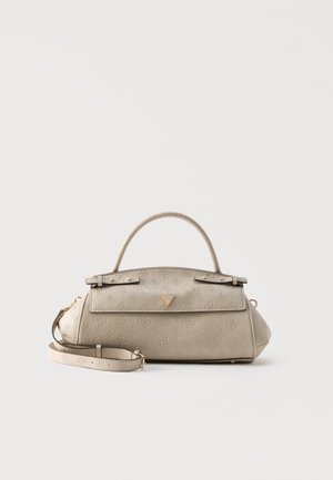 Beige læderhåndtaske med præget blomsterudskæringer, top-håndtag, klaplukning og aftagelig skulderrem mod en ensfarvet baggrund.