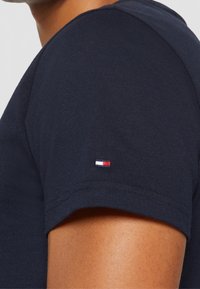 Tommy Hilfiger Triko s potiskem - dark blue