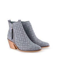 Botines gris perforados con punta afilada, cremallera lateral y tacón de madera apilada. Presenta un material texturizado similar al cuero.