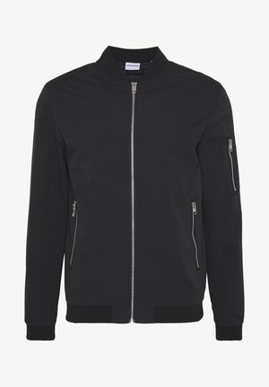 Veste bomber noire avec fermeture éclair à l'avant, deux poches latérales et une poche sur le bras. Présente des poignets et un ourlet côtelés, finition en tissu lisse.