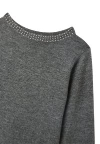 Szary sweter o teksturowym wykończeniu, z szerokim dekoltem i ozdobami w postaci małych, okrągłych koralików wzdłuż krawędzi kołnierza.