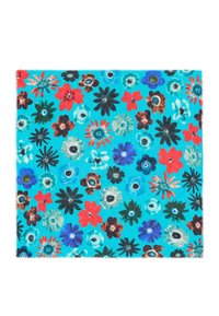 Sciarpa con motivo floreale colorato, caratterizzata da fiori rossi, blu e neri su uno sfondo turchese. Tessuto morbido con orli frangiati.