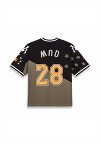 Camiseta de manga corta en negro, gris y oliva; presenta un gran "28" amarillo, estrellas y un logotipo gráfico en la manga. Material de algodón.