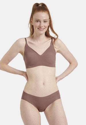 Ensemble de soutien-gorge et de culotte en matériau brun doux et extensible. Le soutien-gorge présente un design en V avec des bretelles réglables et sans armature.
