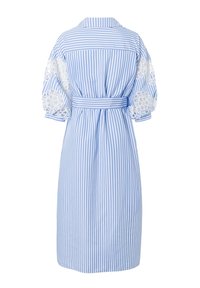 Blau-weiß gestreiftes Kleid mit vertikalen Streifen, einem Gürtel, Puffärmeln mit weißen Spitzenblumen-Ausschnitten, knielang, Rückansicht.