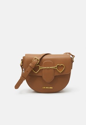 Sac bandoulière en cuir marron avec sangle ajustable, ferrures dorées en forme de cœur et logo "Love Moschino" sur le rabat avant.