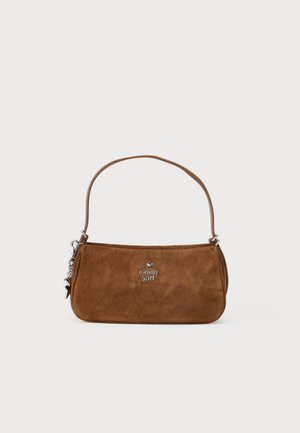 Sac à main en daim marron avec une courte bandoulière. Présente un logo argenté, un accent en étoile et une texture lisse. Forme rectangulaire compacte.