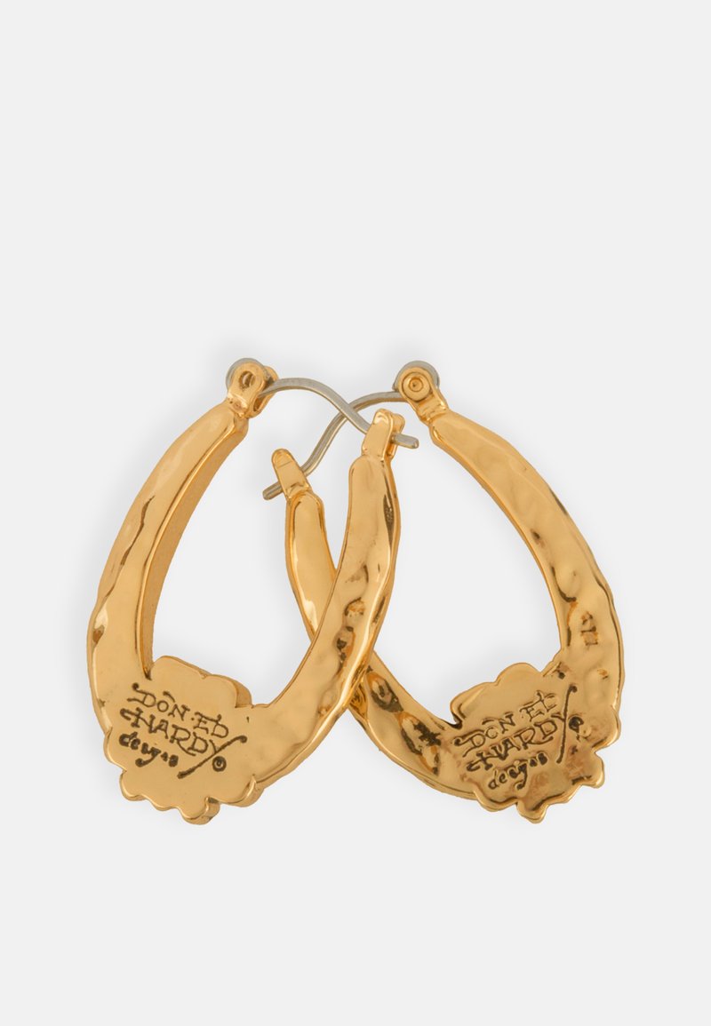 Goldene Creolen mit strukturiertem Oberflächenfinish, ausgestattet mit einem einzigartigen Design und gravierter Markenkennzeichnung. Mit einem Metallhakenverschluss gesichert.