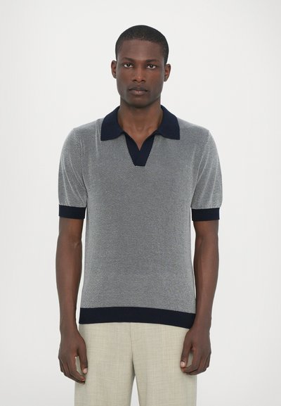 Polo cu mânecă scurtă, din tricot gri, cu guler și manșete bleumarin, cu un model texturat și un design în formă de V.