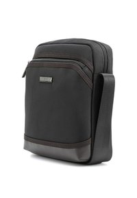 Czarna, teksturowana torebka crossbody z dwoma zamykanymi na zamek przegrodami i regulowanym paskiem na ramię, zaprojektowana do codziennego użytku.