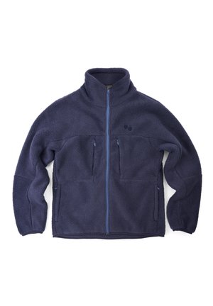 Fleecejacke in Marineblau mit hohem Kragen, Frontreißverschluss und zwei Brusttaschen mit Reißverschluss. Mit kontrastierenden blauen Reißverschlüssen und weicher Textur.