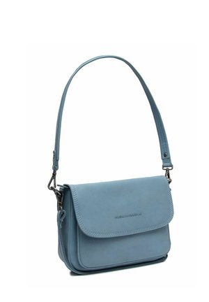 Sac à bandoulière en cuir bleu clair avec fermeture à rabat et bandoulière réglable, montrant des fermoirs métalliques latéraux et un design minimaliste.