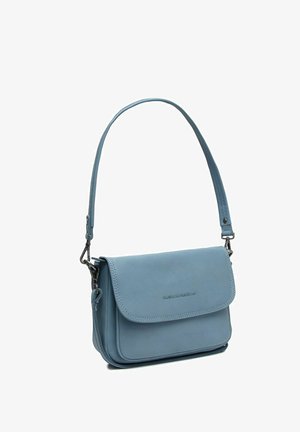 Sac à bandoulière en cuir bleu clair avec fermeture à rabat et bandoulière réglable, montrant des fermoirs métalliques latéraux et un design minimaliste.