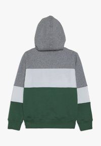 Felpa con cappuccio caratterizzata da un design a blocchi di colore grigio, bianco e verde. Realizzata in materiale morbido con polsini e orlo a coste.