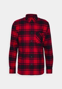 Camicia a quadri rossi e neri realizzata in tessuto con design button-up, dotata di una singola tasca sul petto e maniche lunghe.