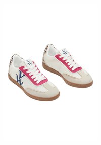 Witte canvas sneakers met roos en marineblauwe accenten, bovenwerk van mesh, bruine zool en een luipaardprintdetail op de hiel. Klassiek vetersluitingsontwerp.