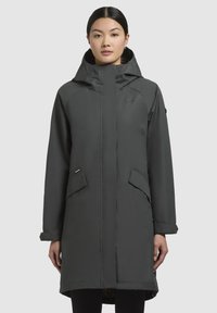 Parka imperméable grise avec capuche, deux poches avant et manches à revers. Dotée d'une texture extérieure lisse et d'une doublure à motif léopard.