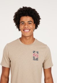 Protest PRTROCHA - T-shirts print - bamboobeige
