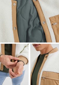 Fleecefodrad jacka med vit och tan design; har tryckknappar, kviltad innerfoder och ficka med dragkedja; slät textur, avslappnad passform.