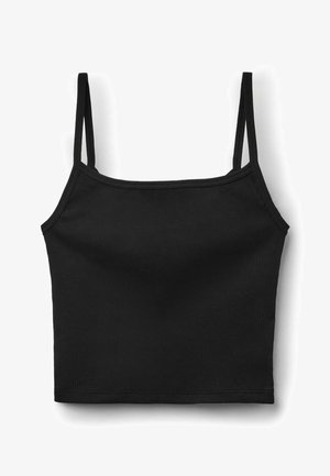 Top corto negro de canalé con tirantes finos y escote recto, colocado sobre un fondo blanco.