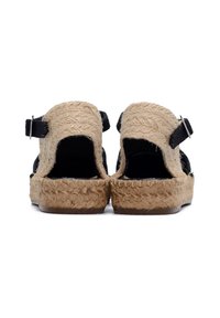 Czarne sandały z teksturowaną beżową platformą espadryli, z dwiema regulowanymi czarnymi paskami i otwartym tyłem.