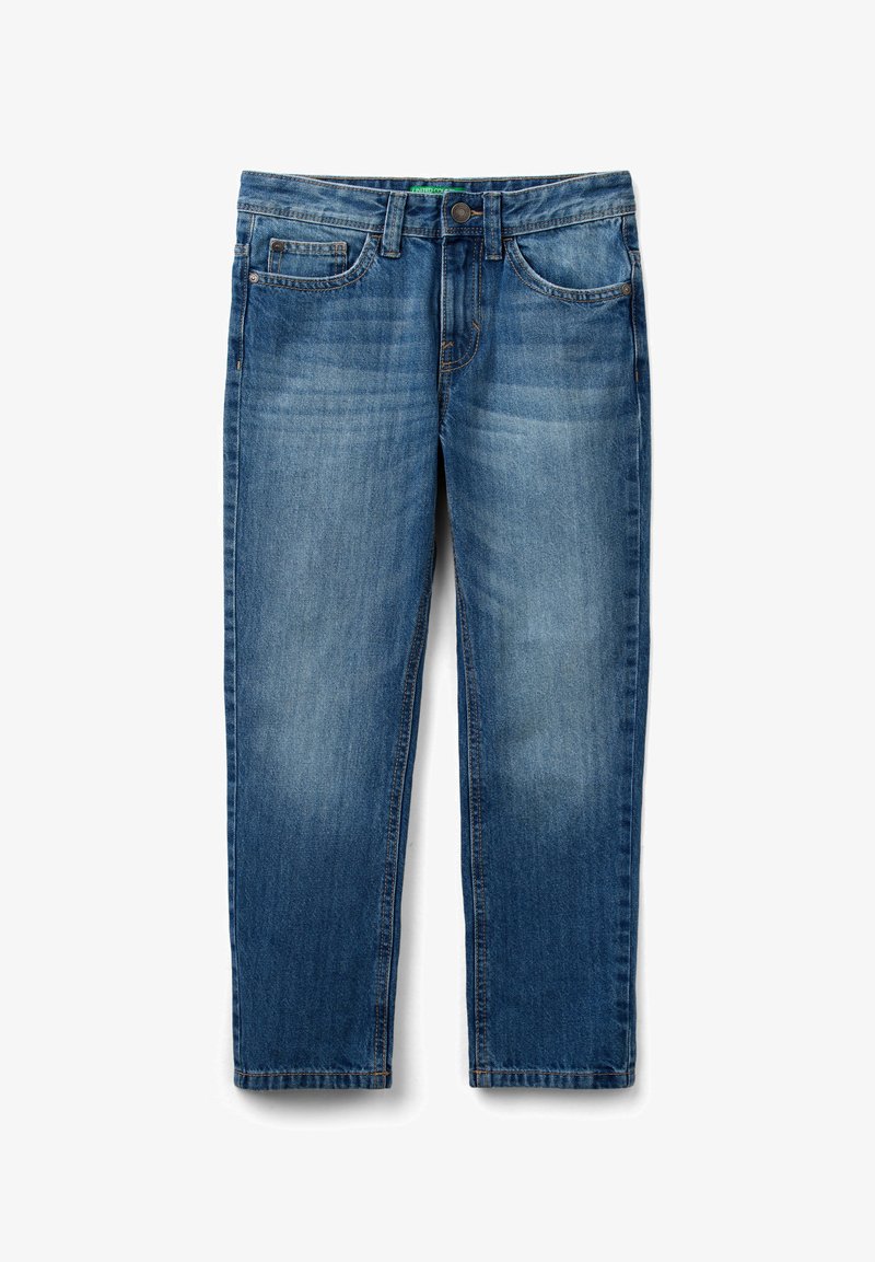 Niebieskie dżinsy o wąskim kroju, z pięcioma kieszeniami i zapięciem na guziki, ułożone płasko na białym tle.