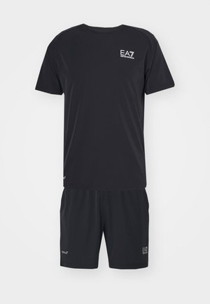 Conjunto deportivo negro compuesto por una camiseta de manga corta y pantalones cortos a juego, hecho de una tela suave y ligera, con detalles de marca.