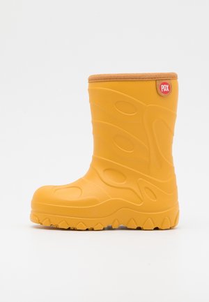 Botte en caoutchouc étanche jaune avec semelle texturée et doublure en polaire, estampillée d'un logo circulaire rouge PAX près du bord supérieur.