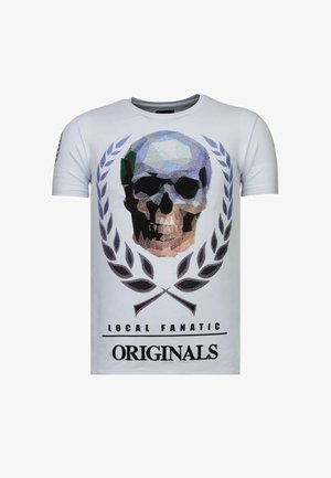 Wit T-shirt met groot geometrisch schedelontwerp, omringd door een lauwerkrans, en tekst "LOCAL FANATIC ORIGINALS" eronder.