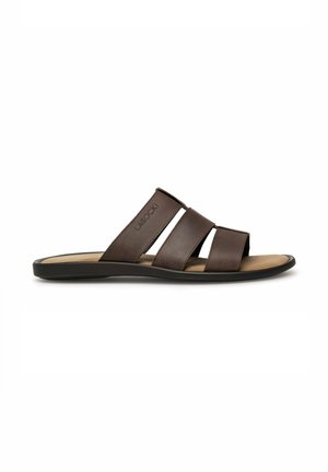 Brązowa męska sandałka typu slide z trzema szerokimi skórzanymi paskami i wyściełaną wkładką, płaska czarna podeszwa, logo LASOCKI na środkowym pasku.