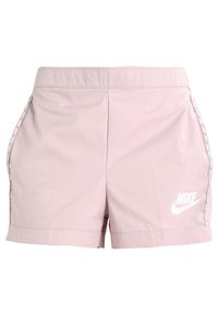 Helle rosa Nike-Shorts mit glatter Textur, elastischem Bund, Seitentaschen und weißem Logo auf der Vorderseite; verfügt über Logobänder an den Seiten.
