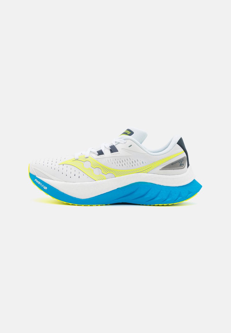Herren-Laufschuh mit einem Obermaterial aus weißem Mesh, neon-gelben Akzenten und einer blauen Gummisohle mit strukturiertem Profil für besseren Halt.