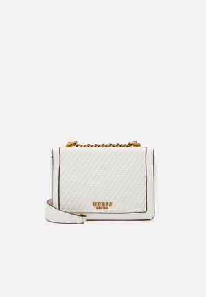 Weiße rechteckige Guess-Handtasche mit gewebter Struktur, goldener Kettenriemen und goldenem Logo auf der Vorderseite vor einfachem Hintergrund.