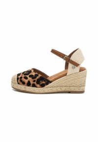 Sandali con zeppa in stampa leopardata, con cinturino alla caviglia marrone, suola in juta intrecciata e pannello posteriore beige a fantasia. Design con punta arrotondata.