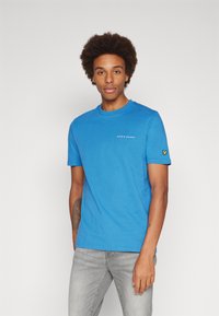 Lyle & Scott - EMBROIDERED - T-shirt basic - spring blue Miniatuurafbeelding 1