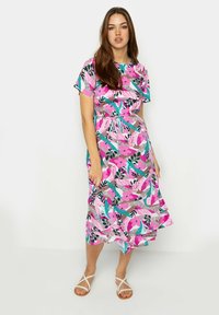 Blumiges Maxikleid in Pink, Teal und Grau, mit kurzen Ärmeln, einer Kordelzugtaille und einem fließenden Rock mit einem gerafften Saum.