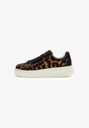 Sneakers con stampa leopardata, dettagli in pelle nera, punta rotonda e suola spessa in gomma bianca. Presentano lacci neri e tomaia testurizzata.