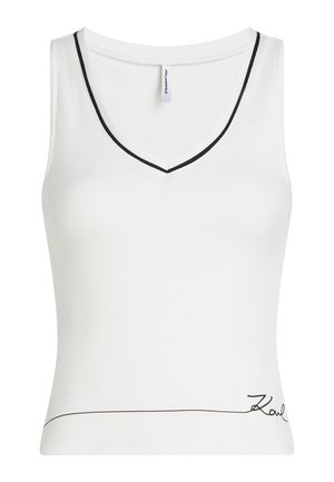 Baltas ribotas marškinėlių liemenė su V formos iškirpte, pabrėžta juodu apvadais, su subtiliu juodu firminiu akcentu netoli apačios.