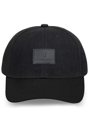 Čierna baseballová čiapka s oblým šiltom a prišitým štítkom na prednej strane s nápisom "Johnny Urban" a malým logom "J" nad textom.